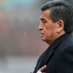 «Чечимин бир түндө өзгөрттү» Жээнбековду желкеге чаап коркуткан бийлик төбөлдөрү