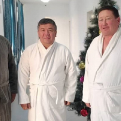 Ак халат жамынышкан Шыкмаматов менен Түмөнбаев саясаттын чордонунда