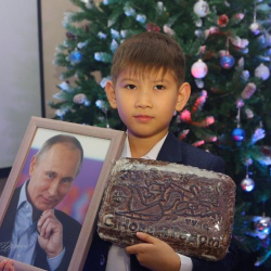 Кыргызстандык 7 жаштагы балага Путиндин портретин белекке беришти