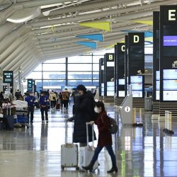 Дүйнө жүзү жаңы илдетке кооптонуп чек араларын жаба баштады