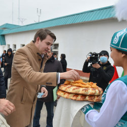 Премьер-министрдин м.а Артём Новиков үй-бүлөсү тууралуу айтып берди
