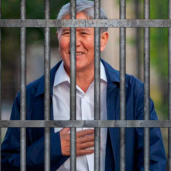 Алмазбек Атамбаевдин сот отуруму дагы жылдырылды