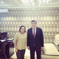 СҮРӨТ - Аида Касымалиева: «Сооронбай Шарипович, жаңырган жылда дагы арабызда аксакал катары кеңешиңизди айтып, жүрө бериңиз»