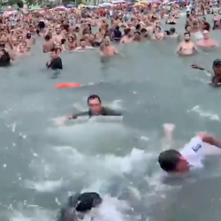 ВИДЕО - Ажо менен бирге эс алуу. Президент эл менен баарлашуу үчүн кемеден секирди