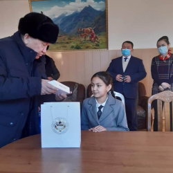 ФОТО - Дети памирских кыргызов в Алае получили подарки от и.о. премьер-министра А.Новикова