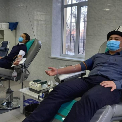 Таластын губернатору кан керек болгон жабырлануучуларга донор болду