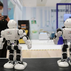 ВИДЕО - Роботтор кайым айтышып кетти