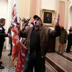 ВИДЕО - Трамптын тарапташтары Вашингтондогу Сенат залына кирип барышты