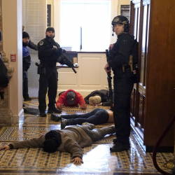 Ангела Меркель АКШнын акыркы кадамына уялды... Демократиянын шермендеси чыкты, төрт адам өлдү