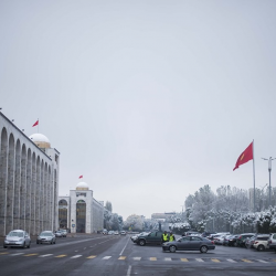 «Ала-Тоо» аянтында автоунааларга чектөө киргизилди