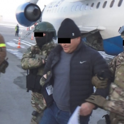 СҮРӨТ - УКМК коррупцияга шектелген депутат Дүйшөн Төрөкуловду желкелеген бойдон кармап кетти