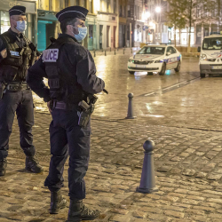 Вирустун жаңы штаммы жайылып жаткандыктан Франция коменданттык саат киргизди