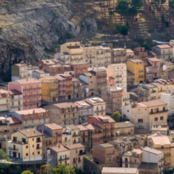 Италиянын түштүгүндө үйлөр 1 кофе баасына сатылууда