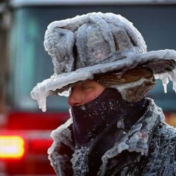ВИДЕО - Сууктан коркпогон тайманбас өрт өчүрүүчү кызматкерлер
