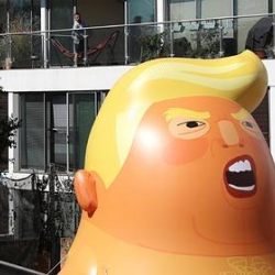 Улуу Британияда Трамптын келбетине окшош желим фигура пайда болду