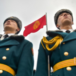 Садыр Жапаровдун ант берүү аземи. Инаугурацияда артиллериялык аскер техникасын колдонуу экономикага зыян келтирбейт