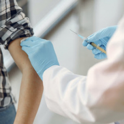 Вируска каршы эмделген адам киши 2 сааттан кийин каза болду