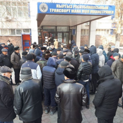 Айлыгын ала албай жүргөн жолчулар митингге чыгышты