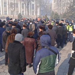 Жапаровдун ант берүү аземинде айылдардан келген аксакалдар кире албай калды