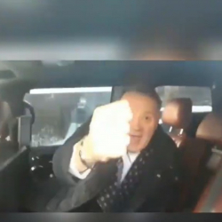 ВИДЕО - Камчыбек Жолдошбаев «Ме энеңи…» деп бармагын көрсөттү