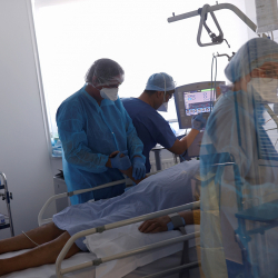 Дүйнөдө коронавирустан эки миллиондон ашык адам каза болду