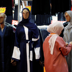 Аялдардын коомдук жайларда хиджаб кийүүсүнө тыюу салынды