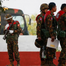 Белгисиз адамдар президентти кармап, мамлекеттик төңкөрүш жасашты