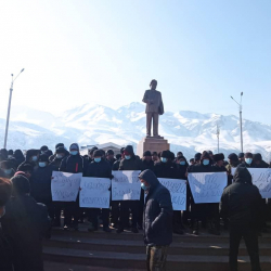 Нарын облустук админстрациясынын алдына Жерге-талдыктар митингге чыгышты