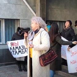 ВИДЕО - Атамбаевди колдогон тараптын митинги өтүп жатат