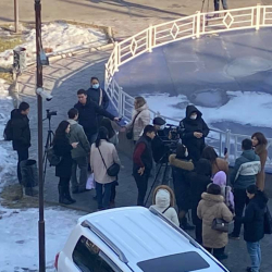 СҮРӨТ - Мэрдин кеңешчиси митингге чыккан окуучулардын ата-энелерин шылдыңдадыбы?