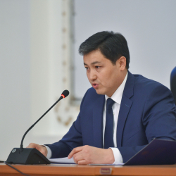 ФОТОРЕПОРТАЖ - Улукбек Марипов жамаатка финансы министри Улукбек Кармышаковду тааныштырды