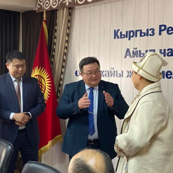 СҮРӨТ - Тилек Токтогазиевди министрликтин кызматкерлери башына калпак кийгизип, үстүнө чепкен жаап узатышты