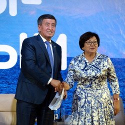 Сооронбай Жээнбеков жана Роза Отунбаеванын макамын алуу боюнча кол топтоо иштери башталды