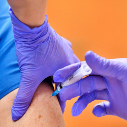 Медицина кызматкерине жаңылыштык менен вакцинанын 5 дозасы салынган