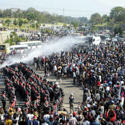 Мьянмада полиция демонстранттарга каршы суу аткычтарды колдонууда