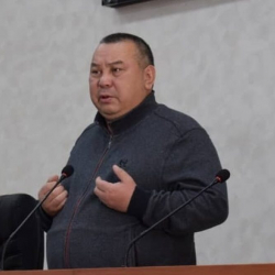 Балбак Түлөбаев таза иштегенин жана эч кимдин акысын жебегенин айтып актанып жатабы?