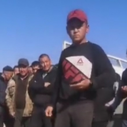 ВИДЕО - Өз өлкөсүндө өздөрүн өгөй сезип... Баткендин эли чек ара маселеси боюнча Садыр Жапаровго кайрылуу жасашты