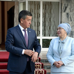 Сооронбай Жээнбеков Кыргызстанга кайтып келди