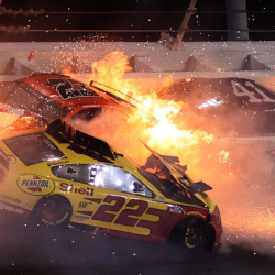 16 унаа кагышып өрт чыгып кетти. АКШдагы автожарышта болгон кырсыктын видеосу