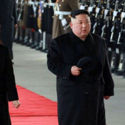 Түндүк Кореянын лидеринин жубайы бир жылдан бери эл алдына биринчи жолу чыкты