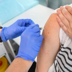 Чиновниктер элден биринчи СOVID-19га каршы эмдөөдөн жашыруун өтүшкөн