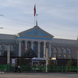 Бишкек шаарынын тургуну мэриянын кызматкерлеринин санын кыскартууну сунуштады