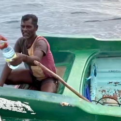 ВИДЕО - Кыргызстандык туристтер Шри-Ланкадагы балыкчыны куткарып калышты