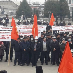 ФОТО/ВИДЕО - В Оше митингуют против задержания таможенника Райымбека Матраимова