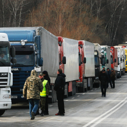 «Ак-Тилек» бекетинде 100гө чукул жүк ташуучу унаа турат. Чек ара кызматы себебин түшүндүрдү