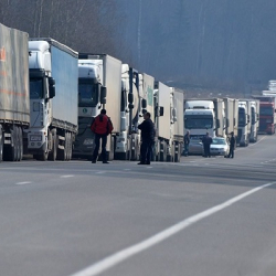 На границе с Казахстаном начали пропускать фуры