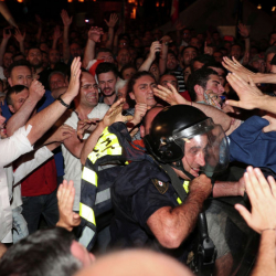 Грузияда оппозиция тарапкерлери жана полиция кагылышты