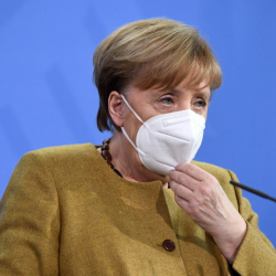 ВИДЕО - Трибунага бет кабын унутуп алдастаган Меркелдин видеосу  кызуу талкуу жаратууда