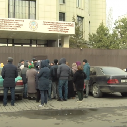 Мамлекет берген батирден куру калган майыптар митингге чыкты