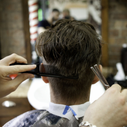 Немецкий парикмахер продал первую запись на стрижку после локдауна за €422